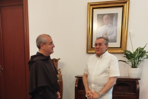 Prior General, Desiderio Garc&iacute;a Mart&iacute;nez, y S.E.R. Mons. Piero Pioppo