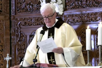 P. M&iacute;ċe&aacute;l O'Neill mentre legge la lettera del Papa