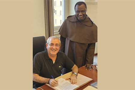 El Prior General, Desiderio García Martínez, firma el decreto